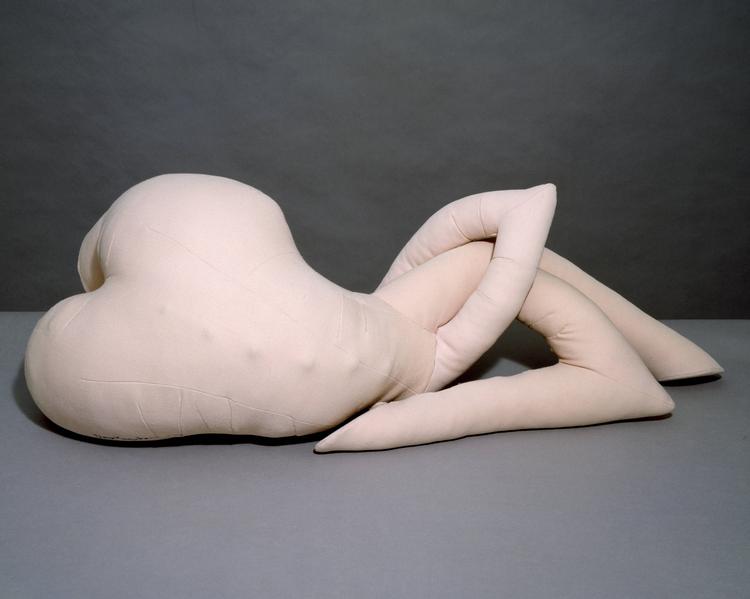 Det var mildest talt en nyskabelse, da Dorothea Tanning begyndte at sy skulpturer, som denne liggende model, 'Nue Couchée', fra 1969-1970. Foto: Tate © DACS, 2019 