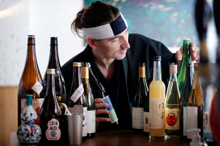 Sake kan være et langt bedre match til mad end vin, mener sake-sommelier Henrik Levinsen
   Foto: Jens Dresling/POLFOTO