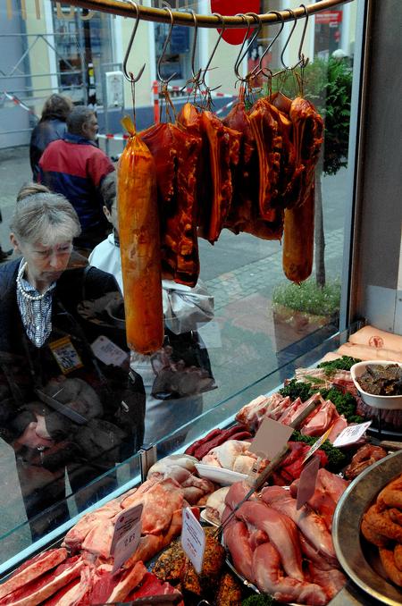 En slagterbutik er et oplagt sted at stille sig foran og græde, hvis man gerne vil være i fred. Foto: Carsten Andreasen/POLFOTO