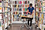 Ligesom denne bogopsætter på Hovedbiblioteket kan du nemt finde en lille krog blandt bøgerne og begrave dit ansigt i hænderne.  Foto: Maud Lervik/POLFOTO