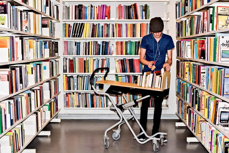 Ligesom denne bogopsætter på Hovedbiblioteket kan du nemt finde en lille krog blandt bøgerne og begrave dit ansigt i hænderne.  Foto: Maud Lervik/POLFOTO