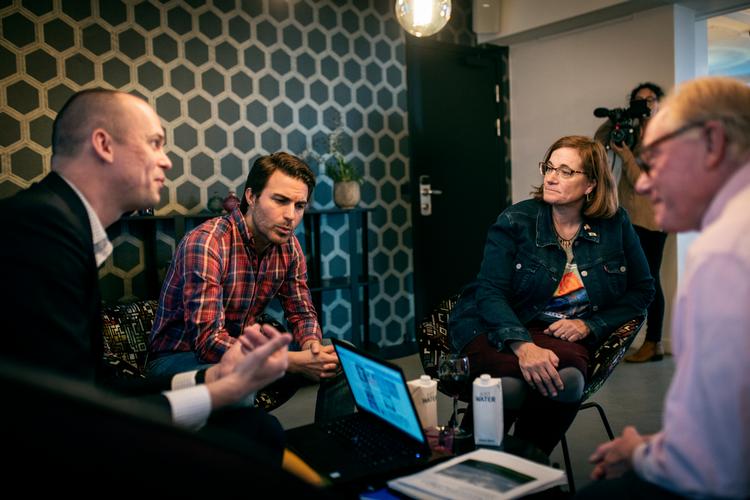 
En halv snes amerikanske borgere er kommet til Danmark for at slå i bordet i håb om at stoppe byggeriet af stor Rockwool fabrik i deres nabolag. På deres hotel i København lægger de krigsråd inden generalforsamlingen i Rockwool-koncernen onsdag. Tv. Ron Snyder og til højre for ham Kai Newkirk. Foto: Jens Hartmann Schmidt/POLFOTO