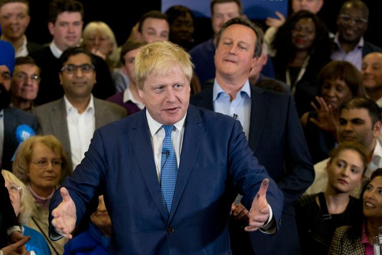 »Premierministeren og regeringen har konkluderet, at hvilken som helst aftale er bedre end ingen aftale«, siger Johnson på Twitter i kølvandet på Mays udmelding tirsdag aften.  Foto: Md Ajp**lon** Th**lon**/AP