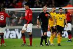 Da Mike Dean udviste Ashley Young, var det dommerens røde kort nummer 100 i Premier League. Foto: Andrew Boyers/Ritzau Scanpix