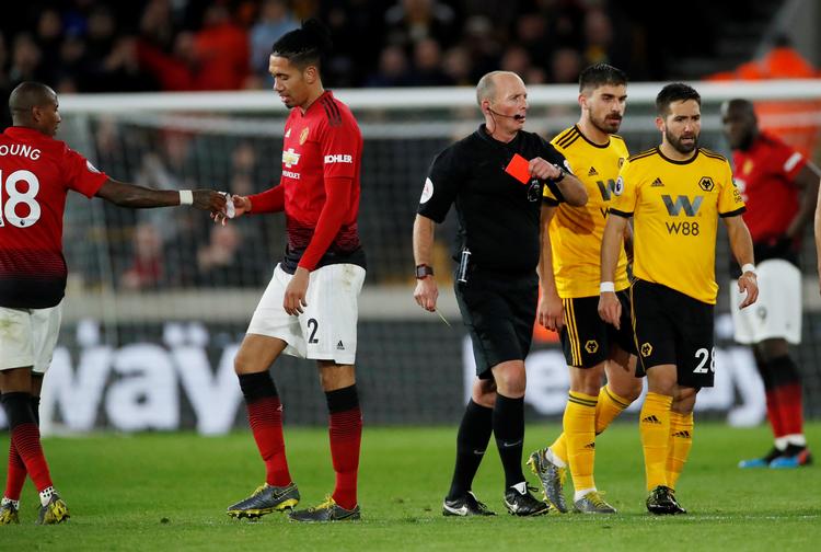 Da Mike Dean udviste Ashley Young, var det dommerens røde kort nummer 100 i Premier League. Foto: Andrew Boyers/Ritzau Scanpix