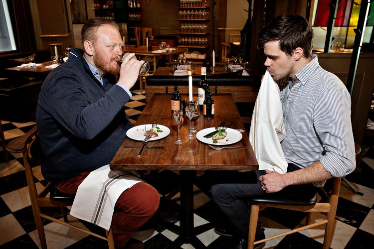 
Sild er godt, råbte fiskekonerne. Og det skal vi lære igen, mener Simon Olsen (tv.), restaurantchef på Palægade, og sommelier Rasmus Amdi, der lavet en kilotung bog om sild. 

   Foto: Martin Lehmann/POLFOTO