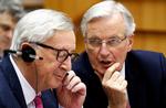 EU-Kommissionens formand, Jean-Claude Juncker (tv.), i samtale med EU's Brexit-chefforhandler, Michel Barnier, under debatten i Europa-Parlamentet i dag. Foto: Francois Lenoir/Ritzau Scanpix