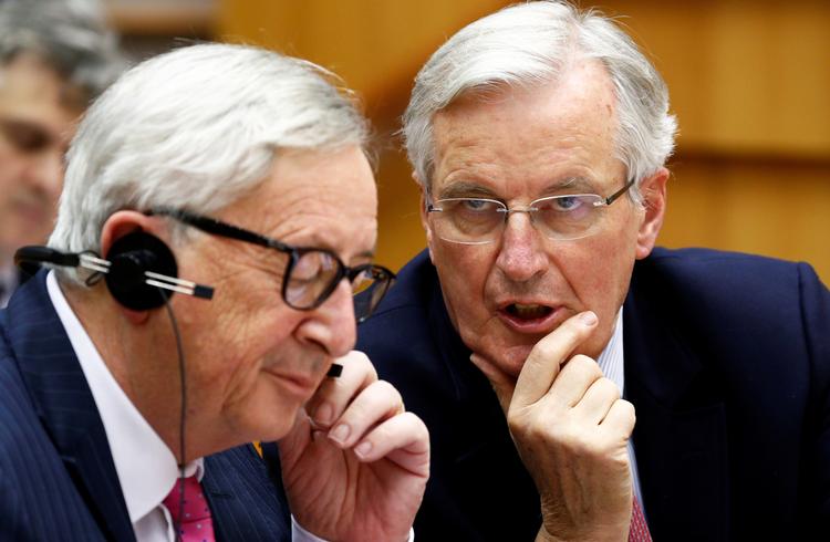 EU-Kommissionens formand, Jean-Claude Juncker (tv.), i samtale med EU's Brexit-chefforhandler, Michel Barnier, under debatten i Europa-Parlamentet i dag. Foto: Francois Lenoir/Ritzau Scanpix