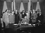
    USA's præsident,  Harry S. Truman, underskrev proklamationen af Atlantpagtens ikrafttræden under overværelse af en række ambassadører medlemslandene. Danmarks ambassadør, Henrik Kauffmann, er nummer to fra venstre Foto: Byron Rollin/Ritzau Scanpix