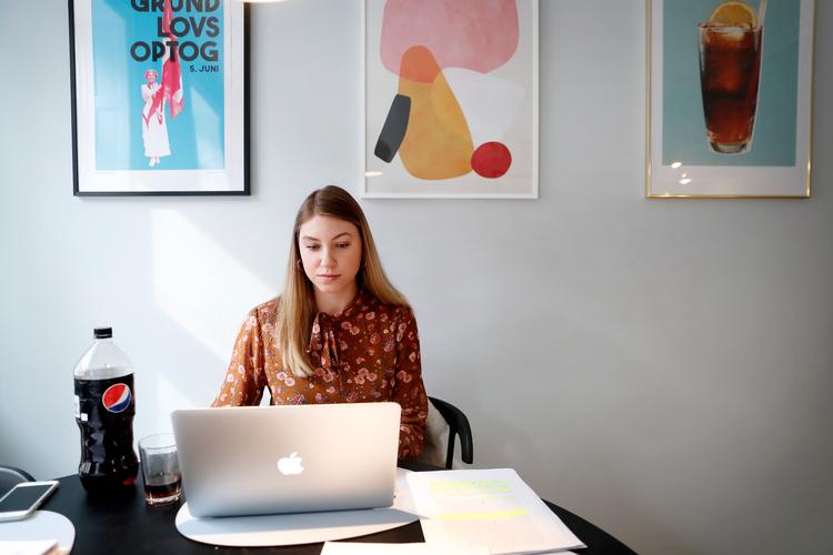 Mette Oxholm læser statskundskab. Inden eksaminer kan hun godt få kortvarige jag af, at hun ikke er god nok. Foto: Jens Dresling/POLFOTO