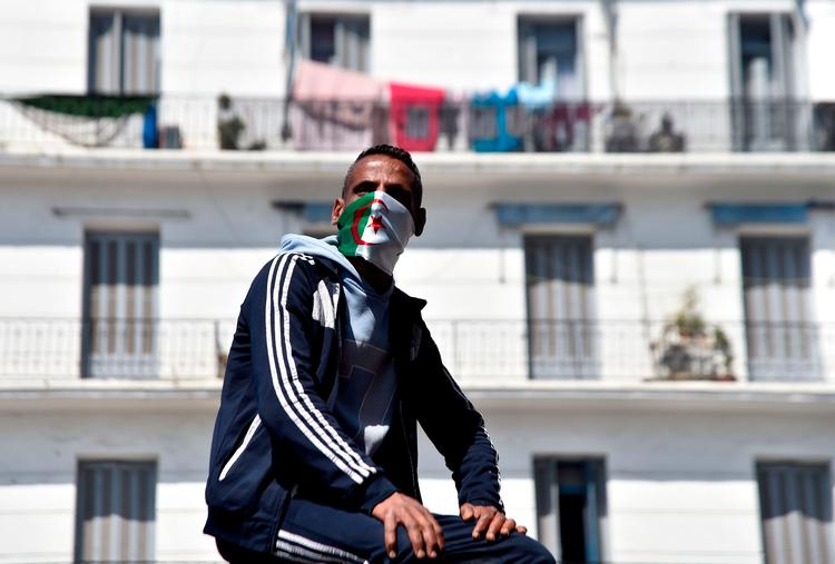 Millioner af overvejende unge har siden 22. februar været på gaden hver fredag uden et dødsfald eller sammenstød med politi og militær. Foto:
   RYAD KRAMDI / AFP)
   Foto: Ryad Kramdi/Ritzau Scanpix