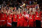 Guld om halsen på de danske spillere - og endnu mere guld i hænderne på Rasmus Lauge, der løfter VM-trofæet. Og danskerne rækker også ud efter guldet, når de spilles VM i 2021 i Egypten. Foto: Jens Dresling/POLFOTO