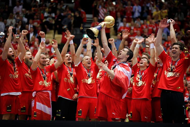 Guld om halsen på de danske spillere - og endnu mere guld i hænderne på Rasmus Lauge, der løfter VM-trofæet. Og danskerne rækker også ud efter guldet, når de spilles VM i 2021 i Egypten. Foto: Jens Dresling/POLFOTO