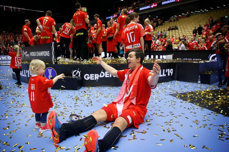 Skal vi lege? Den guldpyntede Rasmus Lauge er tumlet om på gulvet i Boxen i Herning, helt klar til at lege glimmerleg med sin datter. Foto: Jens Dresling/POLFOTO