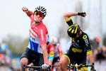 To talende armbevægelser i finalen på WorldTour-løbet Dwars door Vlaanderen - Mathieu van der Poel jubler over sejren, og Anthony Turgis ærgrer sig over at måtte nøjes med andenpladsen. Foto: Yorick Jansens/Ritzau Scanpix