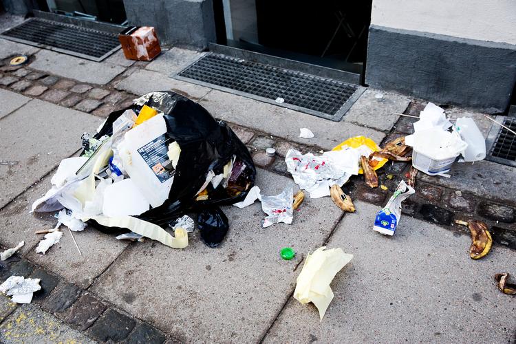 Københavns Kommune tog ti gange for meget for at holde fortovene rene. det koster nu to chefer på rådhuset jobbet _ men andre skandalesager havde også hobet sig op Foto: Per Folkver/POLFOTO