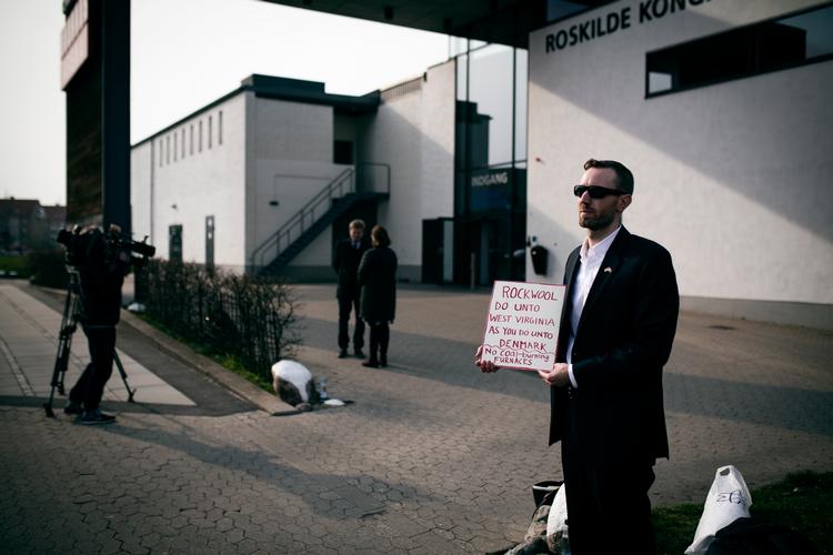 Aktionsgruppen vækker mediernes interesse. De forsøgte at protestere ved Rockwools generalforsamling onsdag.  Foto: Jens Hartmann Schmidt/POLFOTO