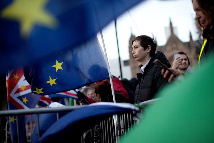 Demonstranter foran parlamentsbygningen Westminister i London. Politiet opfordrer nu til en mere afdæmpet tone i debatten for at undgå uroligheder.
   Foto: Peter Hove Olesen/POLFOTO