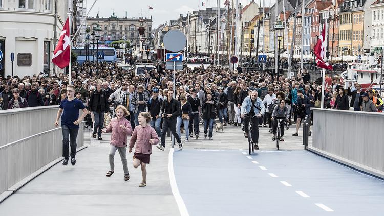 Det har vist sig at være en stor succes, når Københavns Kommune satser på at forbedre forholdene for cyklende og gående som her, hvor Inderhavnsbroen åbnede. Den slags giver byliv frem for biltrafik. Foto: Mogens Flindt/POLFOTO