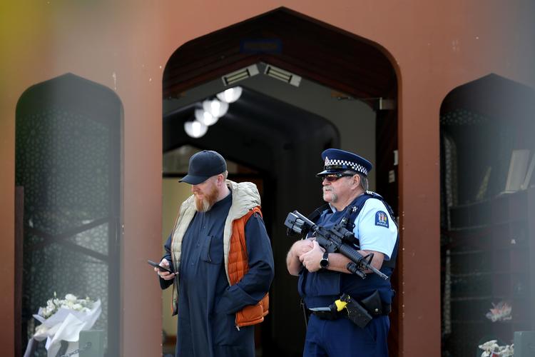 Terrorangrebet i Christchurch i New Zealand, hvor den formodede gerningsmand via Facebook live-streamede sine drab, har fået politikere verden over til at diskutere strengere regulering af sociale medier.
   Foto: Sanka Vidanagama/Ritzau Scanpix