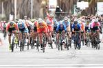 Endnu inden Manuel Belletti (i orange trikot midt i billedet) er begyndt at juble over sejren på 2. etape i Giro di Sicilia, er hans holdkammerat Matteo Montaguti lidt længere nede i feltet i fuld gang. Foto: LaPresse/ Ferrari - Paolone. 