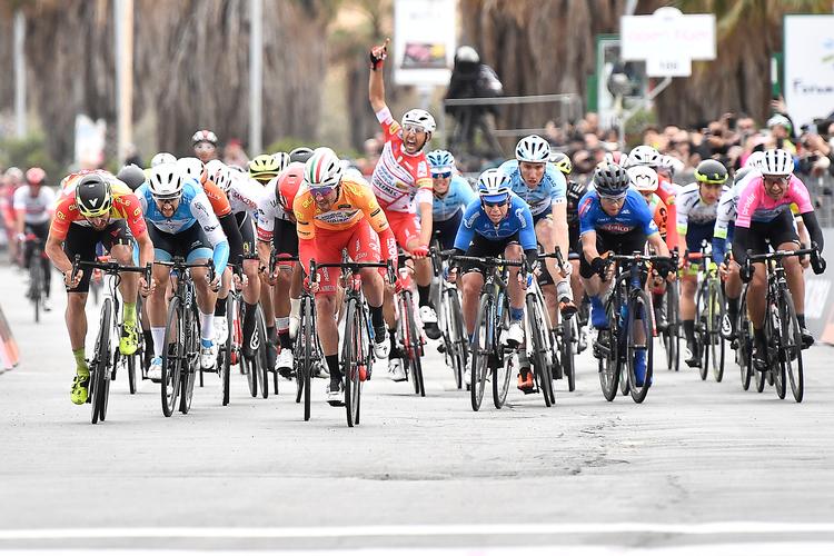 Endnu inden Manuel Belletti (i orange trikot midt i billedet) er begyndt at juble over sejren på 2. etape i Giro di Sicilia, er hans holdkammerat Matteo Montaguti lidt længere nede i feltet i fuld gang. Foto: LaPresse/ Ferrari - Paolone. 