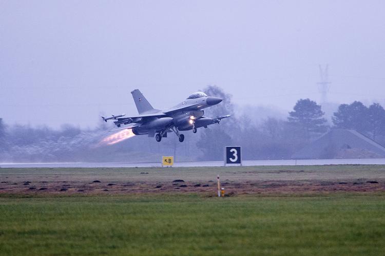 Et dansk F-16 kampfly letter. Onsdag måtte de på vingerne, da to russiske bombefly var tæt på dansk luftrum.  Foto: Finn Frandsen/POLFOTO