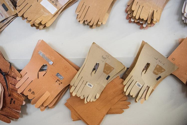 'Rhanders Gloves' hedder Randers Handskers nye internationale handskebrand. Her er et foto fra handskefabrikkens værksted.

   Foto: Casper Dalhoff