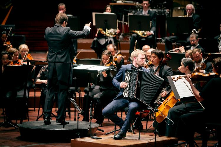 Poul Ruders har skrevet sin koncert for akkordeon og orkester til Bjarke Mogensen, der skal gentage den i Québec i Canada, hvor dirigenten Fabien Gabel arbejder til hverdag. Foto: Jens Hartmann Schmidt/POLFOTO