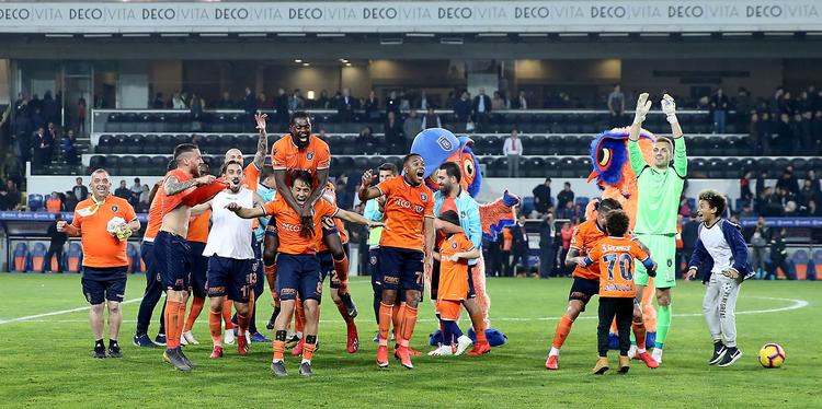 Spillerne fejrer, at Basaksehir hjemme har vundet over Fenerbahce  og fører den tyrkiske liga solidt. Foto: Aa/abaca/Ritzau Scanpix