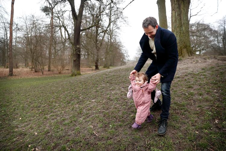 Klimabevidstheden vokser hjemme hos Mads Granum – de har kødfrie dage og færre flyrejser, men som de fleste danskere er dele af pensionen investeret i olie og kul. Det vil Mads Granum lave om på. Her er han med datteren Freja i Søndermarken i København.  Foto: Jens Dresling/POLFOTO
