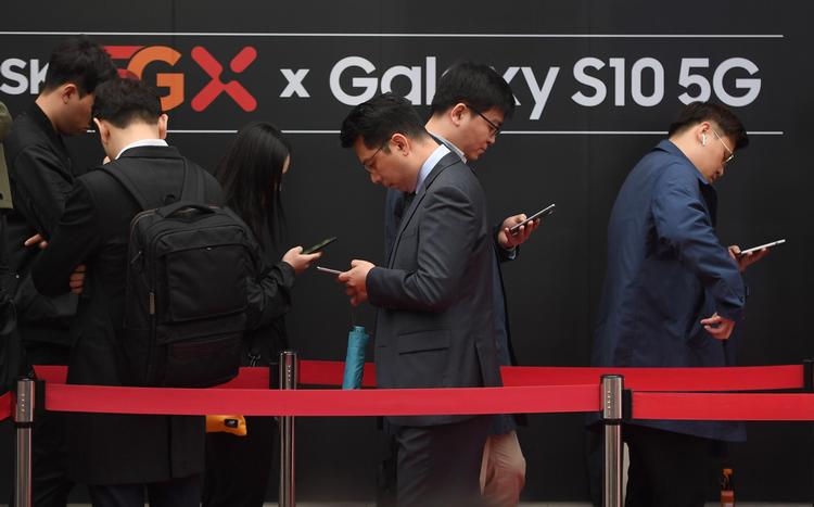 Der var kø fredag foran butikkerne for at købe den ny Samsung-smartphone, som kan gå på det lynhurtige 5G-mobilnet.  
   Foto: Jung Yeon-je/AFP