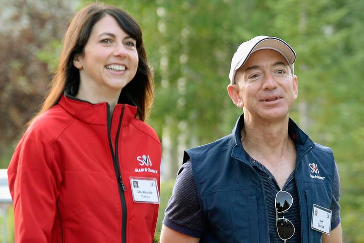 MacKenzie Bezos ses her sammen med Jeff Bezos i Sun Valley, Idaho i 2013.  Foto: Kevork Djansezian/Ritzau Scanpix