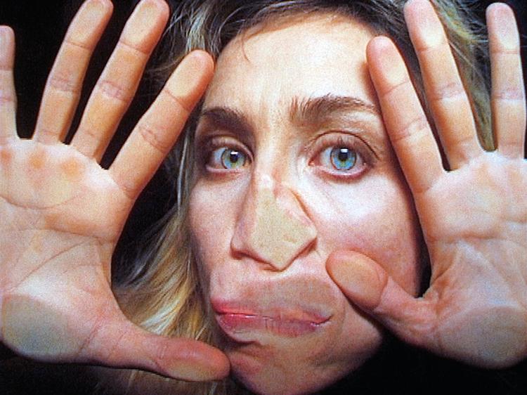 Pipilotti Rist er ikke den første kunstner, som med alderen bløder sit udtryk op og sigter efter et større publikum. Foto: Pipilotti Rist. 'Open My Glade (Flatten)', 2000. En-kanals videoinstallation uden lyd (video still). © Pipilotti Rist. Courtesy the artist, Hauser & Wirth and Luhring Augustine 