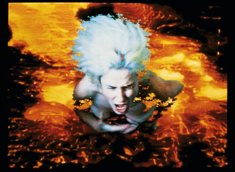 Foto: Pipilotti Rist. 'Selbstlos im Lavabad' ['Selfless In The Bath Of Lava'], 1994. En-kanals audio-videoinstallation. LCD-monitor monteret i gulv (video still). © Pipilotti Rist. Courtesy the artist, Hauser & Wirth and Luhring Augustine.