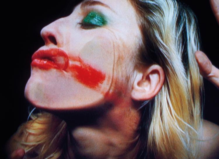 Foto: Pipilotti Rist. 'Open my Glade (Flatten)', 2000. En-kanals videoinstallation uden lyd (video still). © Pipilotti Rist. Courtesy the artist, Hauser & Wirth and Luhring Augustine.