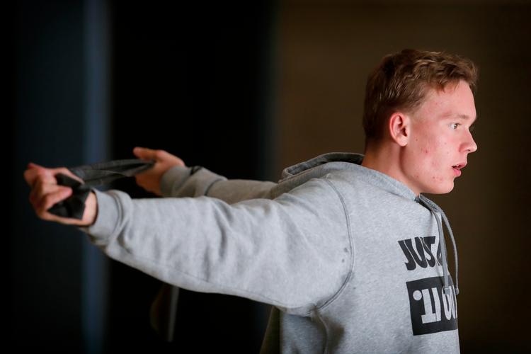 I vandet kan Alexander Aslak Nørgaard virke længere end sine 1.82, fordi han med sin smidighed kan strække sit armtag langt. Foto: Jens Dresling/POLFOTO