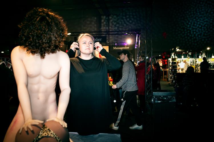 
Berit Thuen er på Erotic World i Valby for at demonstrere Lydporno.dk, der er tænkt som et handikaphjælpemiddel. Men mange af kunderne viser sig at være nysgerrige, der bare synes, det er frækt at være med på en lytter. Parret ved siden af hende er dukker.
   Foto: Jens Hartmann Schmidt/POLFOTO