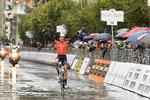 Den 21-årige amerikaner Brandon McNulty kommer alene til mål på 3. etape i Giro di Sicilia og erobrer førertrøjen. Foto: LaPresse/Ferrari - Paolone. 