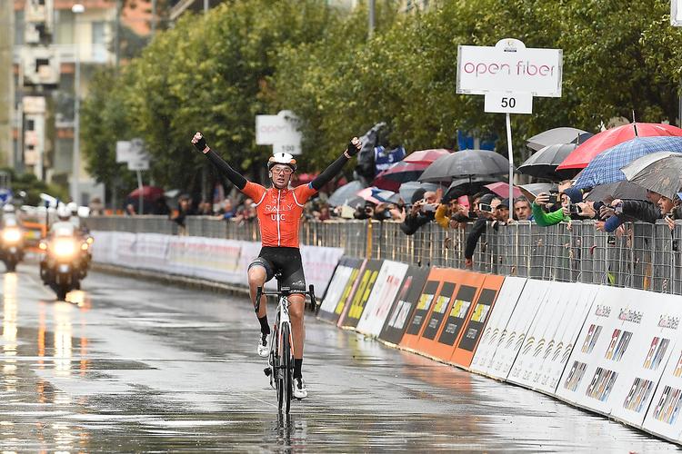 Den 21-årige amerikaner Brandon McNulty kommer alene til mål på 3. etape i Giro di Sicilia og erobrer førertrøjen. Foto: LaPresse/Ferrari - Paolone. 