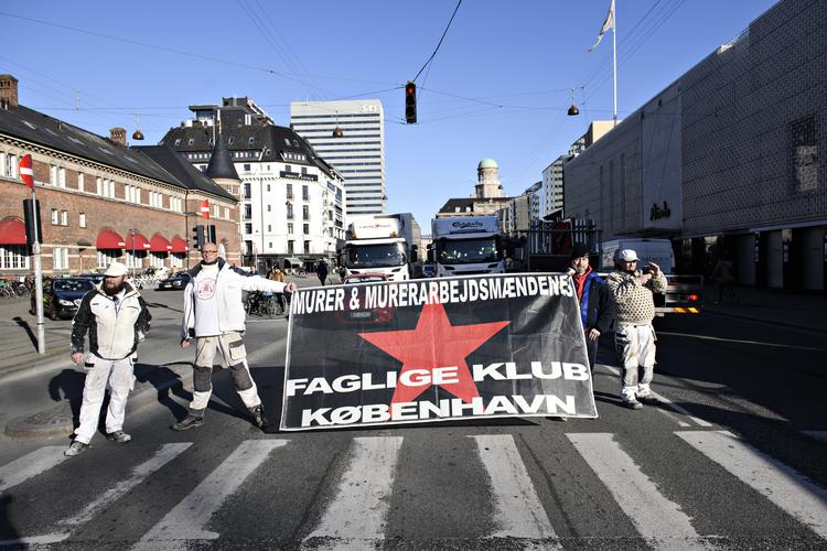 Store dele af det østlige Danmark var lammet, da DSB-ansatte strejkede i mandags. På billedet ses stilladsarbejdere, der blokerede Bernstorffsgade ved Hovedbanegården i København. Foto: Philip Davali/Ritzau Scanpix