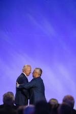 Joe Biden og formanden for elektrikernes fagforening i Washington, Lonnie Stephenson.  Foto: Tasos Katopodis/Ritzau Scanpix