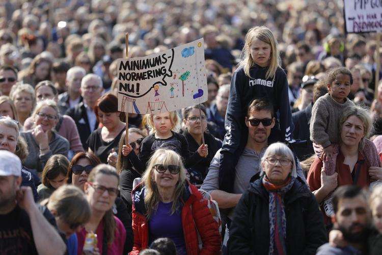 Demonstranterne kræver, at der maksimalt må være tre børn per voksen i vuggestuerne og seks børn per voksen i børnehaverne. Foto: Jacob Erbahn