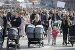 I næsten 60 byer landet over demonstrerer forældre, bedsteforældre og børn lørdag imod de manglende hænder i daginstitutionerne. Demonstrationerne er arrangeret af utilfredse forældre, der i løbet af få uger har samlet næsten 30.000 medlemmer i en Facebookgruppe. 