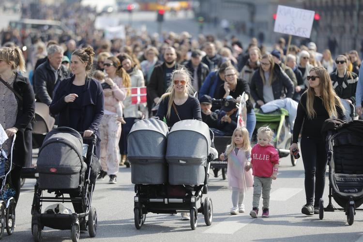 I næsten 60 byer landet over demonstrerer forældre, bedsteforældre og børn lørdag imod de manglende hænder i daginstitutionerne. Demonstrationerne er arrangeret af utilfredse forældre, der i løbet af få uger har samlet næsten 30.000 medlemmer i en Facebookgruppe. 