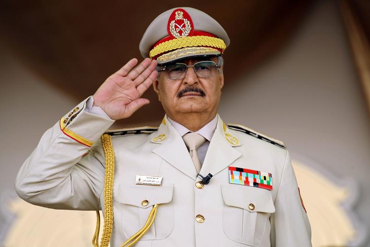 Khalifa Haftar dissiderede fra Gadaffis hær i 80'erne og flygtede til USA. Nu er han tilbage i Libyen i spidsen for en hær, som truer med at indtage den libyske hovedstad, Tripoli. Foto: Abdullah Doma/Ritzau Scanpix