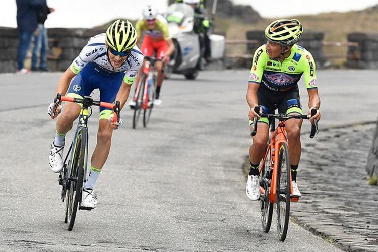 Dayer Quintana (t.h.) kunne intet stille op, da Guillaume Martin susede forbi ham på vej mod en flot sejr på Etna. Foto: LaPresse/Ferrari - Paolone. 