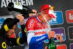 Mathieu van der Poel udsættes for et gigantisk champagnebad af franskmanden Anthony Turgis efter onsdags Dwars door Vlaanderen. Foto: Yorick Jansens/Ritzau Scanpix
