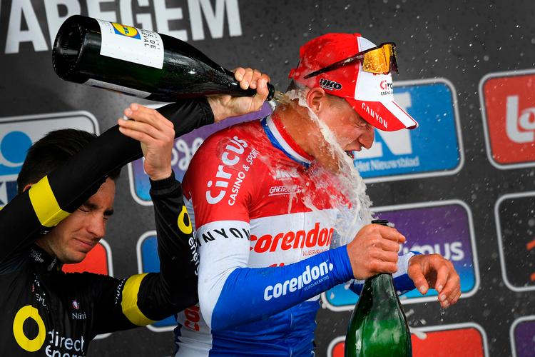 Mathieu van der Poel udsættes for et gigantisk champagnebad af franskmanden Anthony Turgis efter onsdags Dwars door Vlaanderen. Foto: Yorick Jansens/Ritzau Scanpix