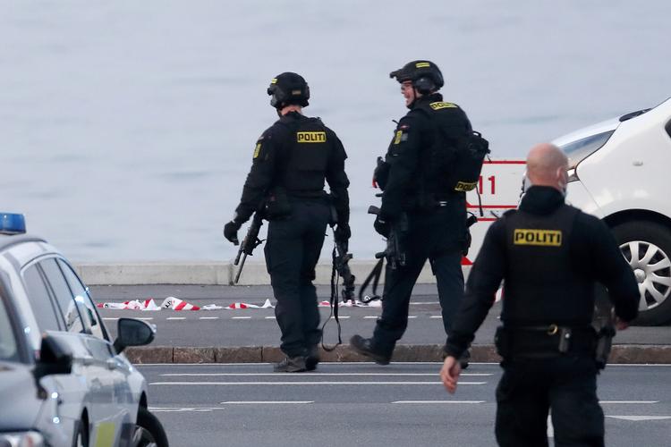 Politiet arbejder på Rungsted Strandvej efter det alvorlige skyderi. En 20-årig mand er dræbt, mens fire er såret i skyderiet, der fandt sted lørdag aften. 
   Foto: Jens Dresling/POLFOTO